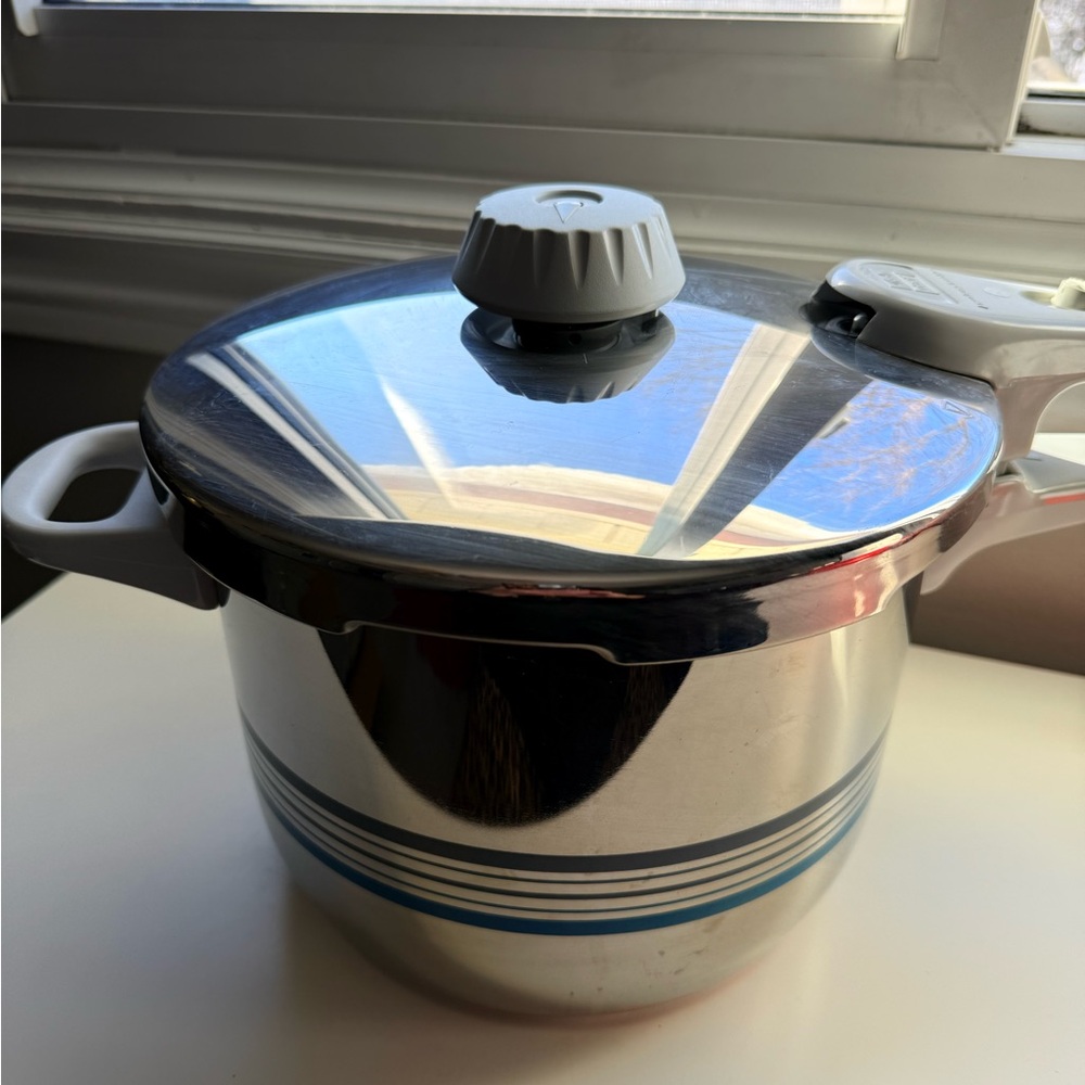 Fissler Vitavit **NEVER USED** Stainless Steel Pressure Cooker with Blue Stripes